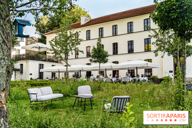 La terrasse dans un jardin avec vue Tour Eiffel du Marguerite 1606 au Domaine de la Reine Margot -  A7C1337