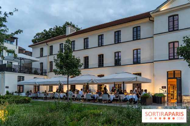 La terrasse dans un jardin avec vue Tour Eiffel du Marguerite 1606 au Domaine de la Reine Margot -  A7C1370