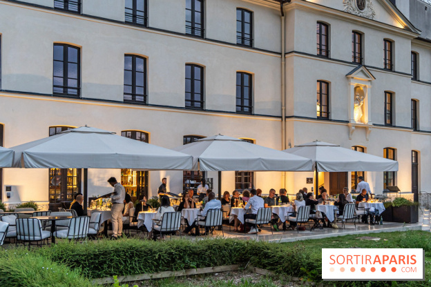 La terrasse dans un jardin avec vue Tour Eiffel du Marguerite 1606 au Domaine de la Reine Margot -  A7C1373