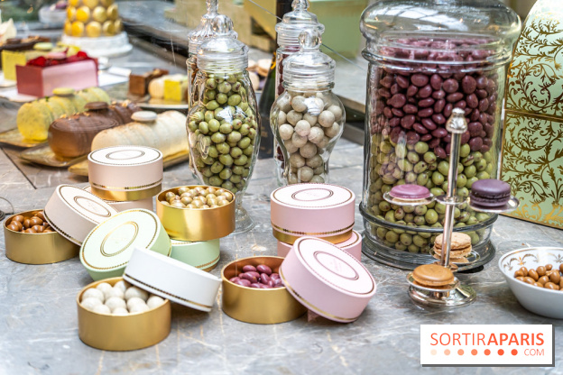 La bûche coffrets de Noël en trompe l'œil de Ladurée 2024 par Julien Alvarez et les créations de fête -  A7C2285