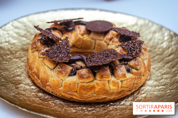 La bûche coffrets de Noël en trompe l'œil de Ladurée 2024 par Julien Alvarez et les créations de fête -  galette des rois 2025