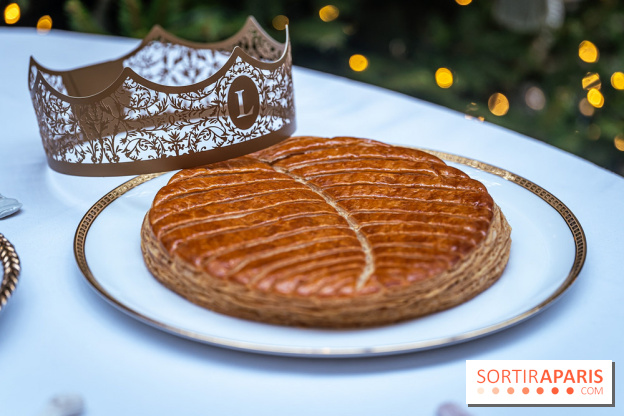 La bûche coffrets de Noël en trompe l'œil de Ladurée 2024 par Julien Alvarez et les créations de fête -  galette des rois 2025