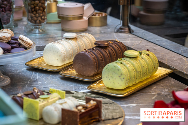 La bûche coffrets de Noël en trompe l'œil de Ladurée 2024 par Julien Alvarez et les créations de fête