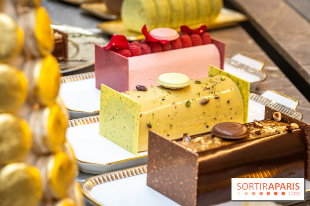 La bûche coffrets de Noël en trompe l'œil de Ladurée 2024 par Julien Alvarez et les créations de fête