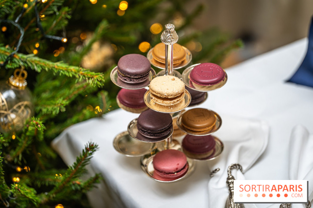La bûche coffrets de Noël en trompe l'œil de Ladurée 2024 par Julien Alvarez et les créations de fête -  macarons