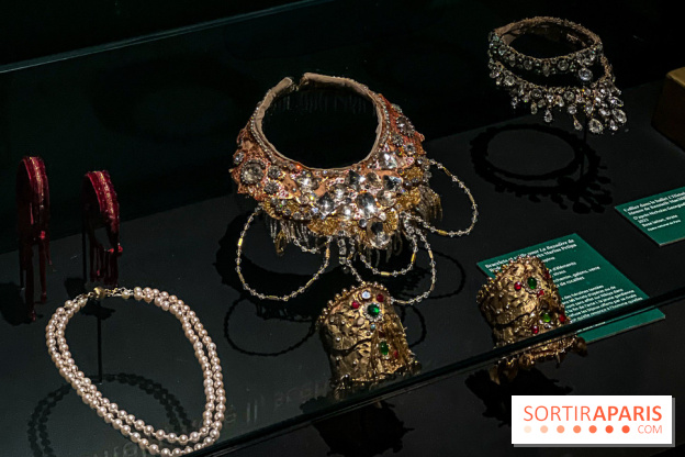 Bijoux de scène de l'Opéra de Paris : l'exposition de parures merveilleuses au Palais Garnier - IMG 2406