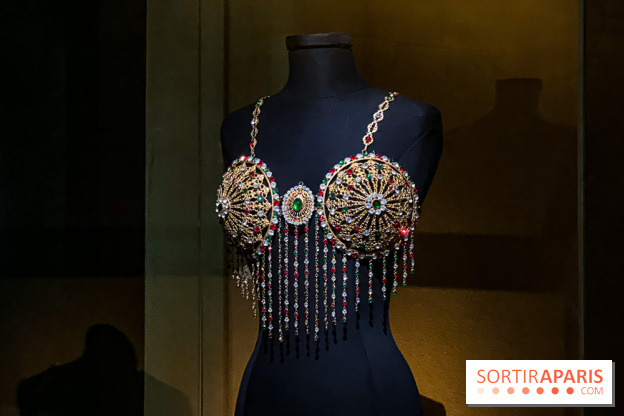 Bijoux de scène de l'Opéra de Paris : l'exposition de parures merveilleuses au Palais Garnier