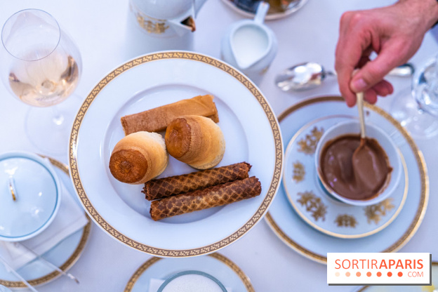 Le tea time Impérial de Noël du Ritz Paris, l'expérience exceptionnelle - les photos -  Présentoir sucré - scone, gaufrette chocolat et Gavotte