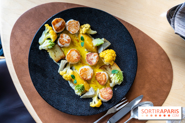 La Table du Château à Dampierre-en-Yvelines, le restaurant face au château - nos photos -  t Jacques poêlées, sauce aux épices douces et crème fraîche de Normandie 