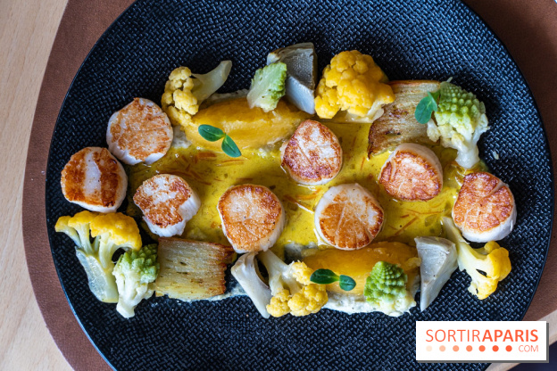 La Table du Château à Dampierre-en-Yvelines, le restaurant face au château - nos photos -  t Jacques poêlées, sauce aux épices douces et crème fraîche de Normandie 