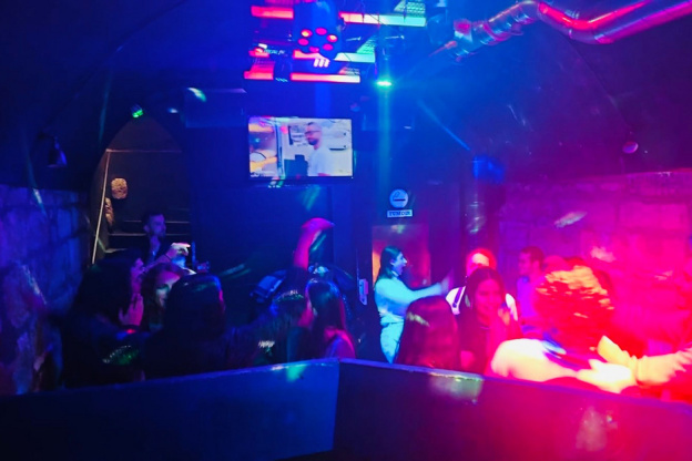 Un lieu inédit et festif : un pub / une discothèque et même un speakeasy bar (au même endroit)