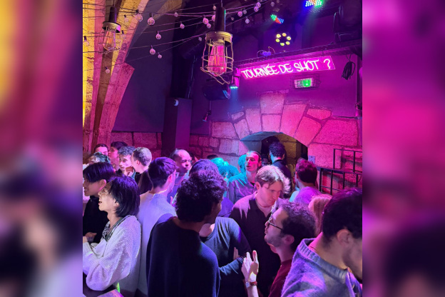 Un lieu de fête énorme : un pub / une discothèque et même un speakeasy-bar caché dans une chapelle souterraine