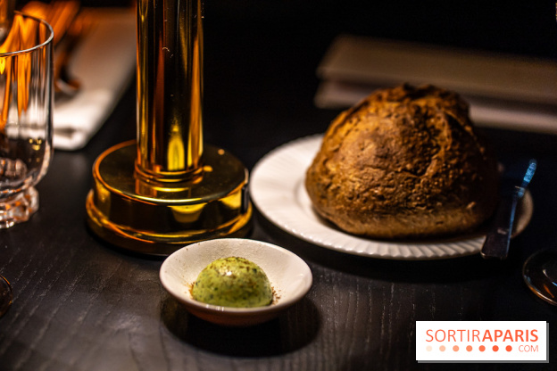 Monsieur Claude, le restaurant par Danny Khezzar à Rueil dans le 92 - pain et beure à l'ail des ours