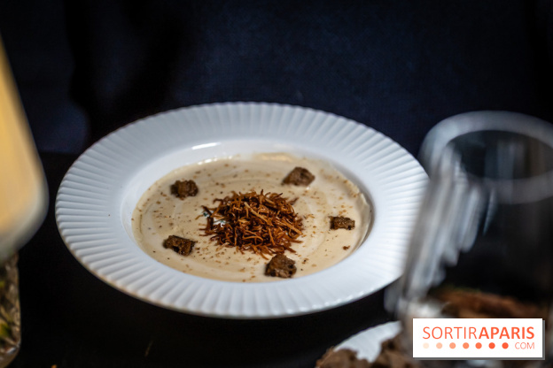 Monsieur Claude, le restaurant par Danny Khezzar à Rueil dans le 92 - LE VELOUTÉ Velouté de topinambours, fève de tonka, chèvre frais ail & fines herbes et chips de panais