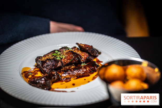 Monsieur Claude, le restaurant par Danny Khezzar à Rueil dans le 92 - L'ONGLET DE LA MAISON METZGER Onglet de bœuf, laquage du Chef, échalote confite, sésame au kimchi, jus de bœuf à l'échalote, et pomme dauphine maison
