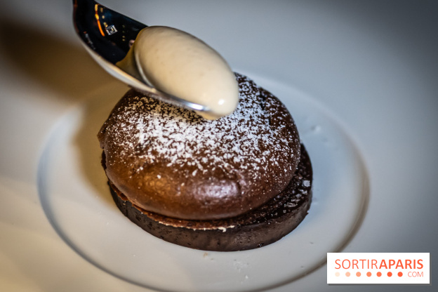Monsieur Claude, le restaurant par Danny Khezzar à Rueil dans le 92 - TARTE SOUFFLÉ CHOCOLAT Tarte soufflé au chocolat, praliné shitaké, ganache chocolat, siphon Kasha