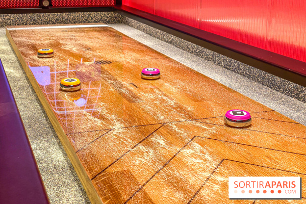 Pucks, l'enseigne de shuffleboard à Poissonnière
