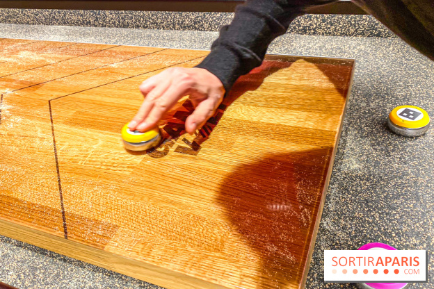 Pucks, l'enseigne de shuffleboard à Poissonnière - IMG 4438