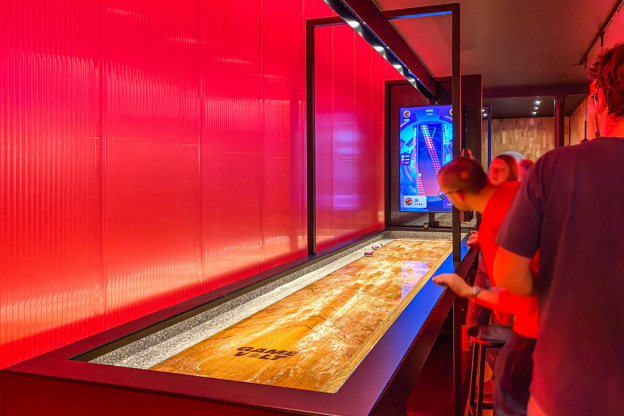 Pucks, l'enseigne de shuffleboard à Poissonnière - IMG 4451