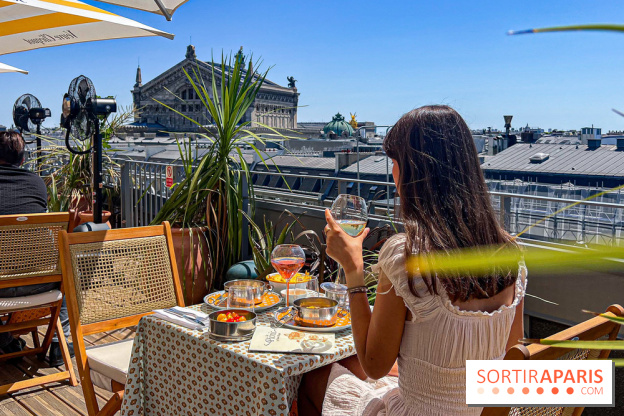 La terrasse estivale du Printemps Haussmann 2025 avec vue sur Paris et la Tour Eiffel  - image00021