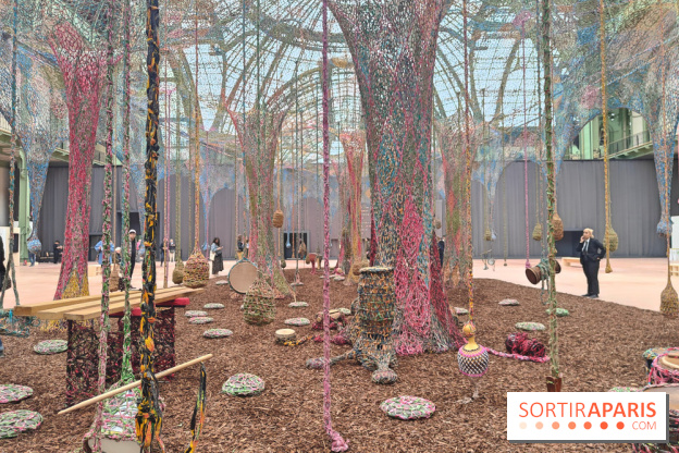 Ernesto Neto tisse une nouvelle installation monumentale gratuite au Grand Palais, nos photos