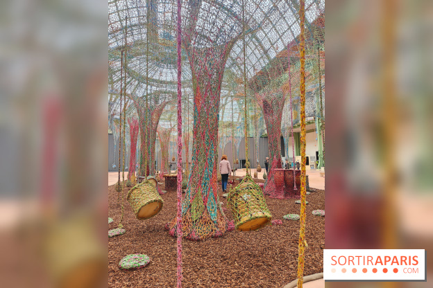 Ernesto Neto tisse une nouvelle installation monumentale gratuite au Grand Palais, nos photos