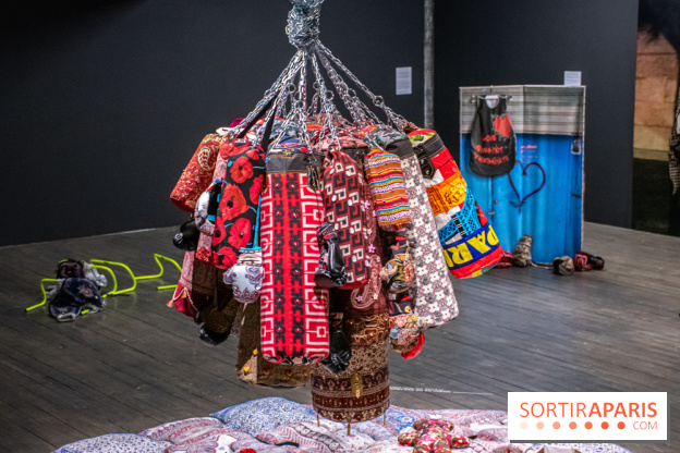 Exposition de vêtements-images de Chalisée Naamani au Palais de Tokyo