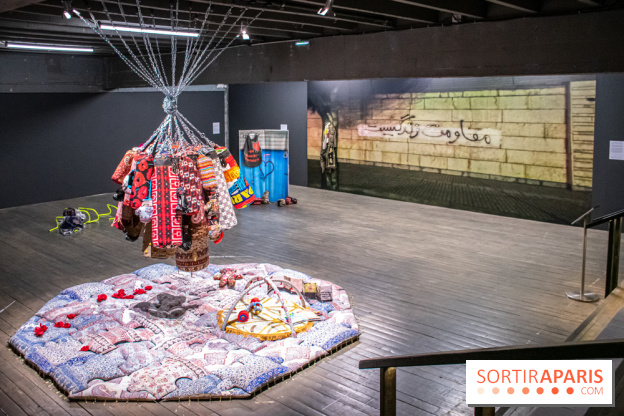 Exposition de vêtements-images de Chalisée Naamani au Palais de Tokyo