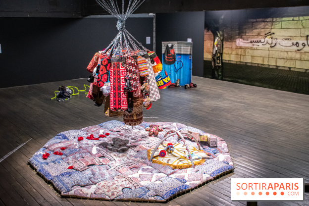 Exposition de vêtements-images de Chalisée Naamani au Palais de Tokyo