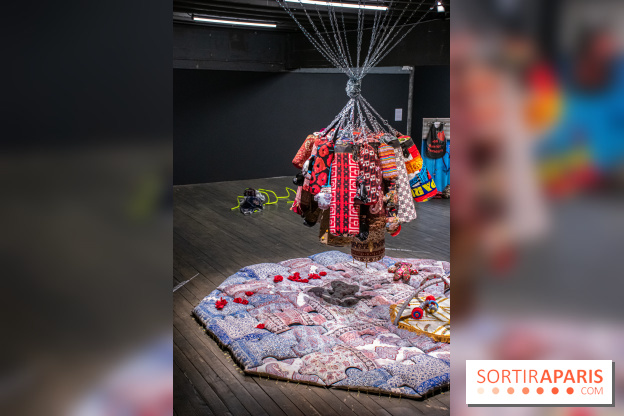 Exposition de vêtements-images de Chalisée Naamani au Palais de Tokyo