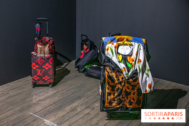 Exposition de vêtements-images de Chalisée Naamani au Palais de Tokyo