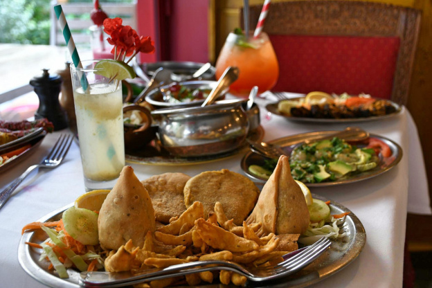 Nirvana Inde : un restaurant indien à la sortie de la station de métro liège - Fotor