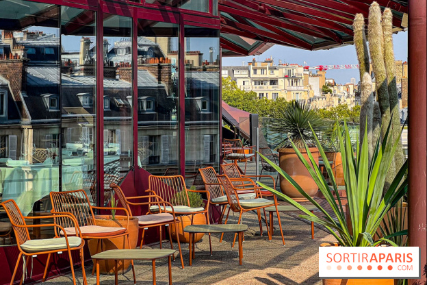 Bar Les Ombres : cocktails & tapas sur le rooftop du Musée du Quai Branly avec vue sur la tour Eiffel