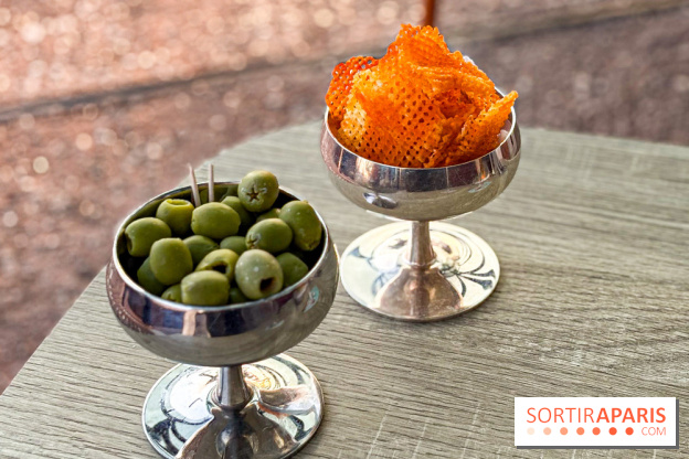 Bar Les Ombres : cocktails & tapas sur le rooftop du Musée du Quai Branly avec vue sur la tour Eiffel