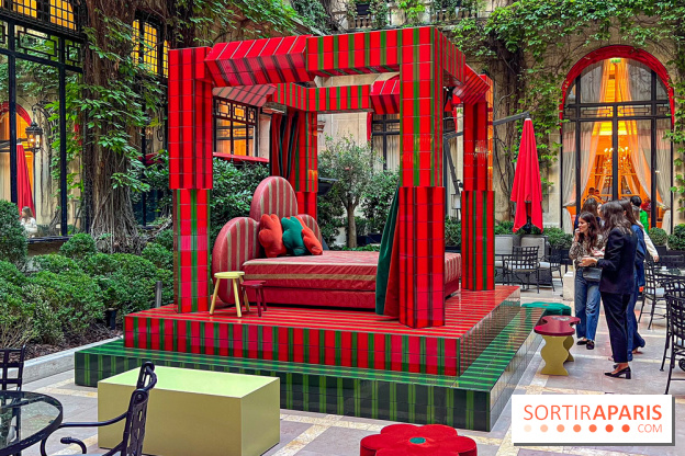 Plaza Athénée : une installation design XXL gratuite signée Uchronia exposée dans la cour du palace - IMG 1126 jpg 2