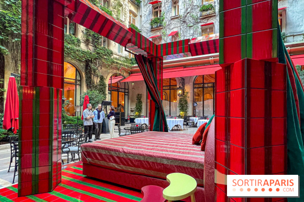 Plaza Athénée : une installation design XXL gratuite signée Uchronia exposée dans la cour du palace - IMG 1164 jpg 2