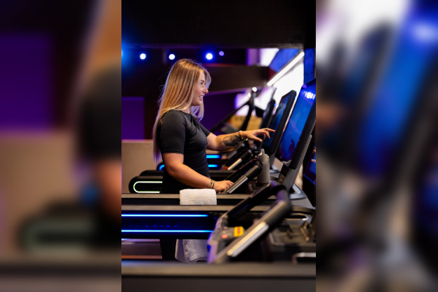 SEMPER Wellness : une salle de sport premium sur les Champs-Elysées - Clara tapis sourire