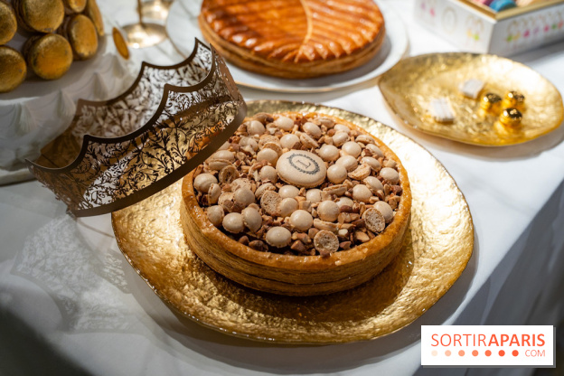 Les bûches et créations de Noël et fêtes de Ladurée 2025