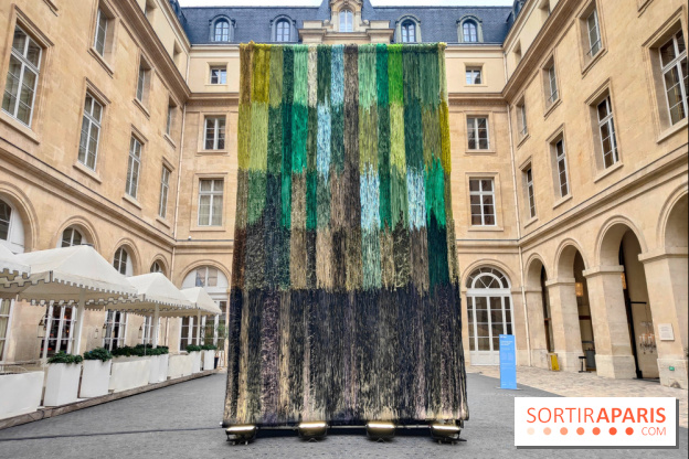 Art Basel Paris 2025 : une installation textile installée dans la cour de l'Hôtel de la Marine - fotor 1760090357522