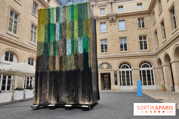 Art Basel Paris 2025 : une installation textile installée dans la cour de l'Hôtel de la Marine - fotor 1760090378058