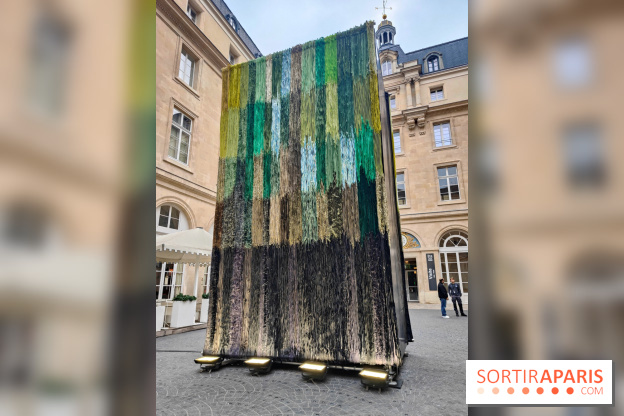 Art Basel Paris 2025 : une installation textile installée dans la cour de l'Hôtel de la Marine - fotor 1760090416841