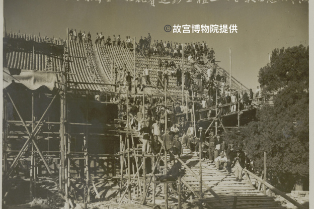 « Un siècle de conservation – de la Cité interdite au Musée du Palais » au Centre Culturel de Chine - 2 1修缮乐寿堂工程竞赛运动全体工人合影留念（1953年）