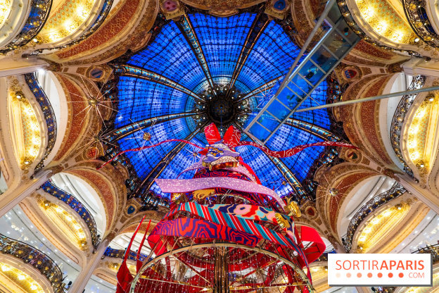 Vitrines et sapin de Noël des Galeries Lafayettes avec Clara Luciani - photos