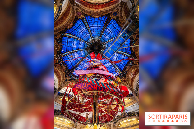 Vitrines et sapin de Noël des Galeries Lafayettes avec Clara Luciani - photos