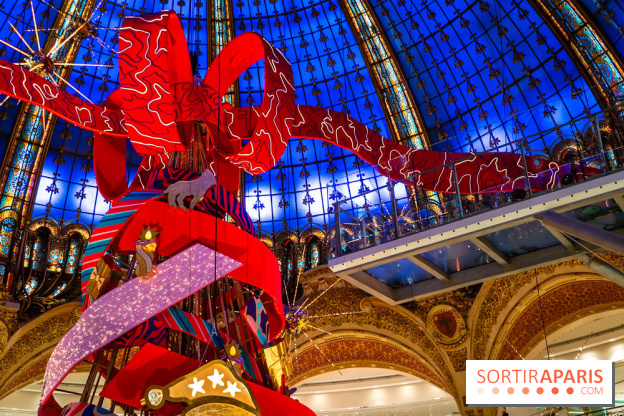 Vitrines et sapin de Noël des Galeries Lafayettes avec Clara Luciani - photos