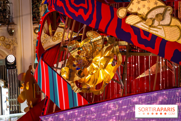 Vitrines et sapin de Noël des Galeries Lafayettes avec Clara Luciani - photos