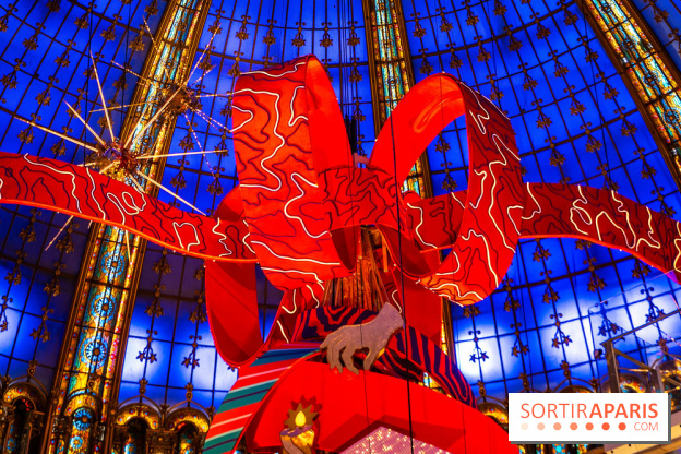 Vitrines et sapin de Noël des Galeries Lafayettes avec Clara Luciani - photos