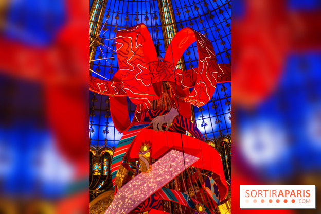 Vitrines et sapin de Noël des Galeries Lafayettes avec Clara Luciani - photos