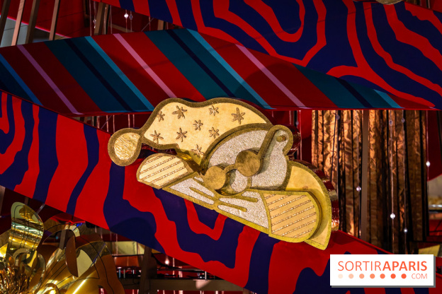 Vitrines et sapin de Noël des Galeries Lafayettes avec Clara Luciani - photos