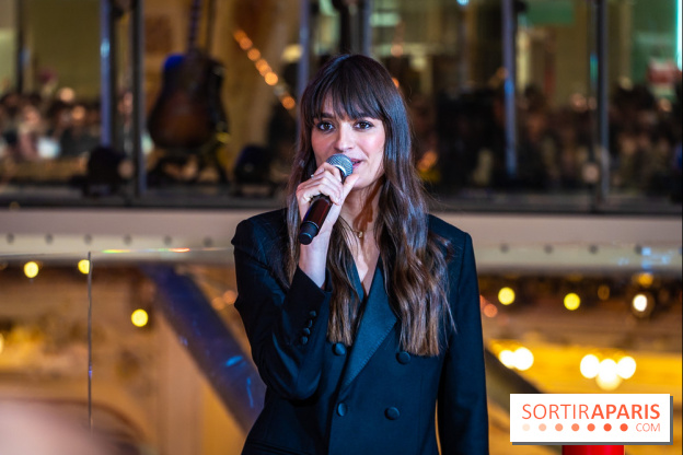 Vitrines et sapin de Noël des Galeries Lafayettes avec Clara Luciani - photos